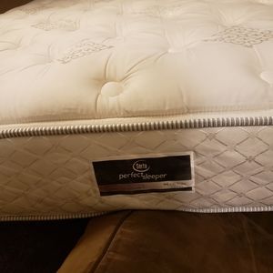 Serta Queen Size Mattress Set